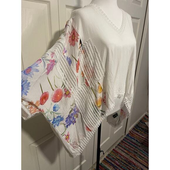 POL White and Floral V Neck Top - Picture 1 of 3